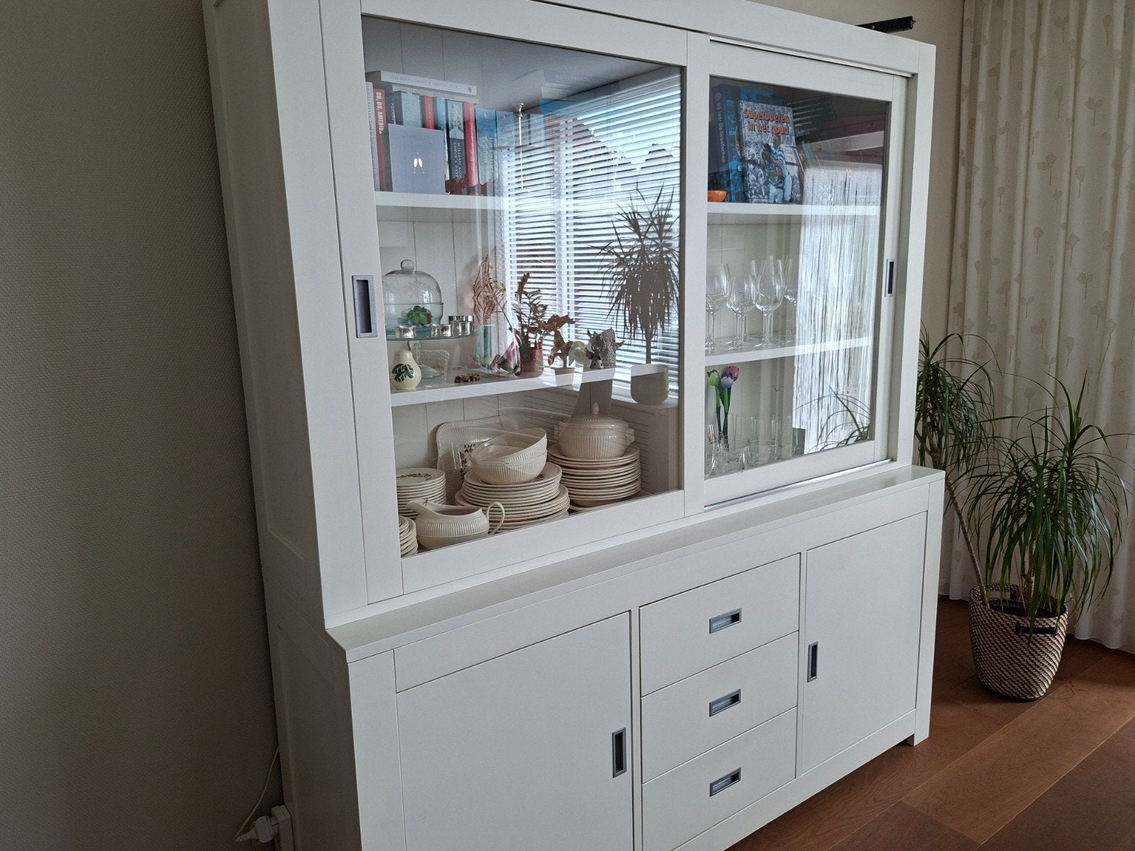 Witte vitrinekast met 3 lades en 2 openslaande kastjes, Ophalen