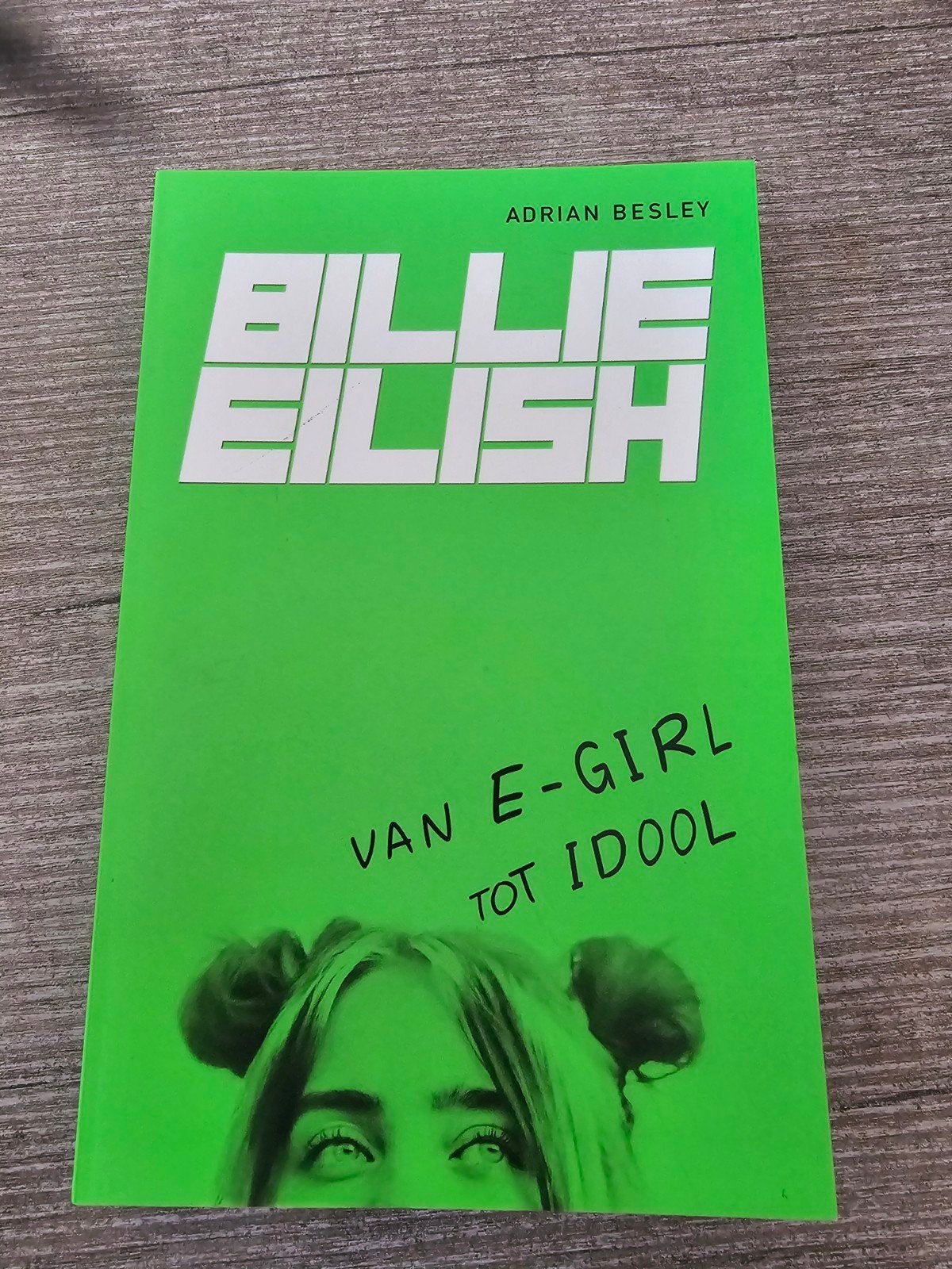 Billie Eilish: Van E-Girl tot Idool - Adrian Besley, Boeken, Ophalen of Verzenden, Gelezen, Adrian Besley