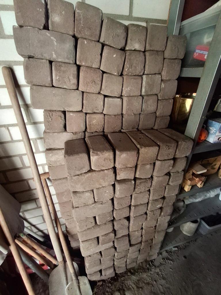 Gratis bakstenen: pad (5,30 x 1,15 m) en stapel garage, Ophalen, Gebruikt, Bakstenen