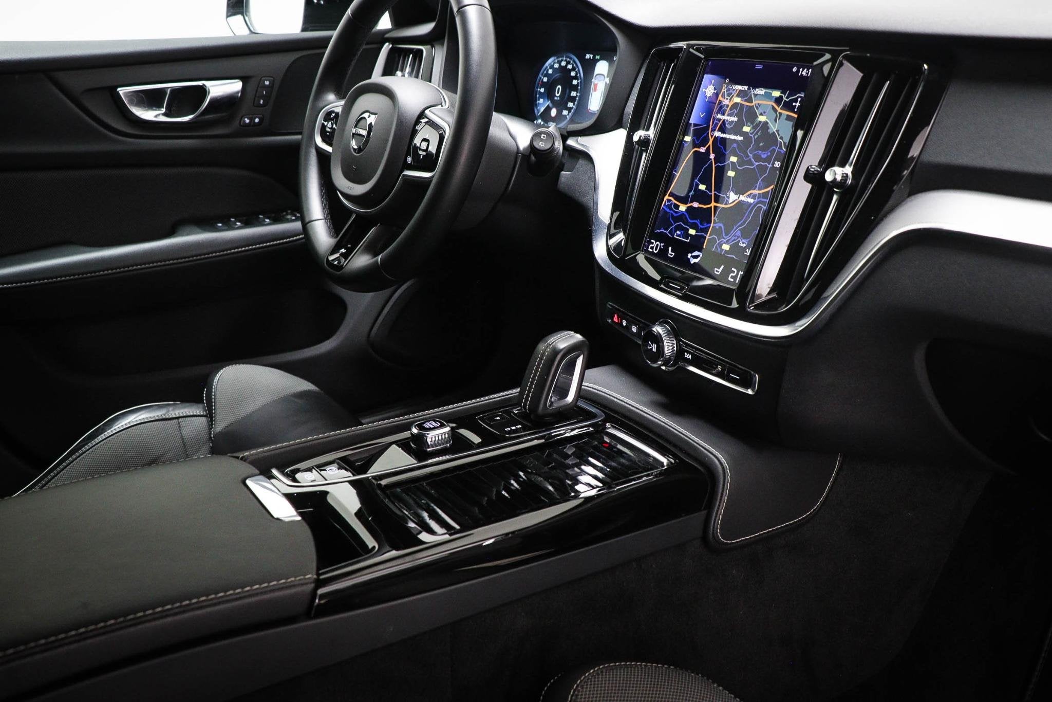Volvo V60 2.0 T6 Recharge AWD R-Design | PARK ASSIST PACK |, Auto's, Gebruikt, 4 cilinders, Verwarmde buitenspiegels, Leder en Stof