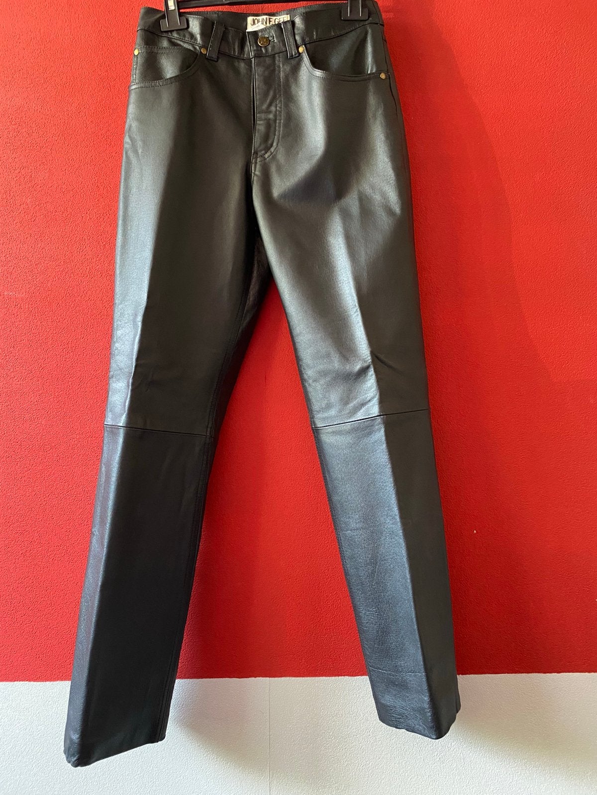 Zwarte leren heren broek van John F. Gee maat 90. ZGAN, Kleding | Heren, Ophalen of Verzenden, Zo goed als nieuw, Maat 48/50 (M)