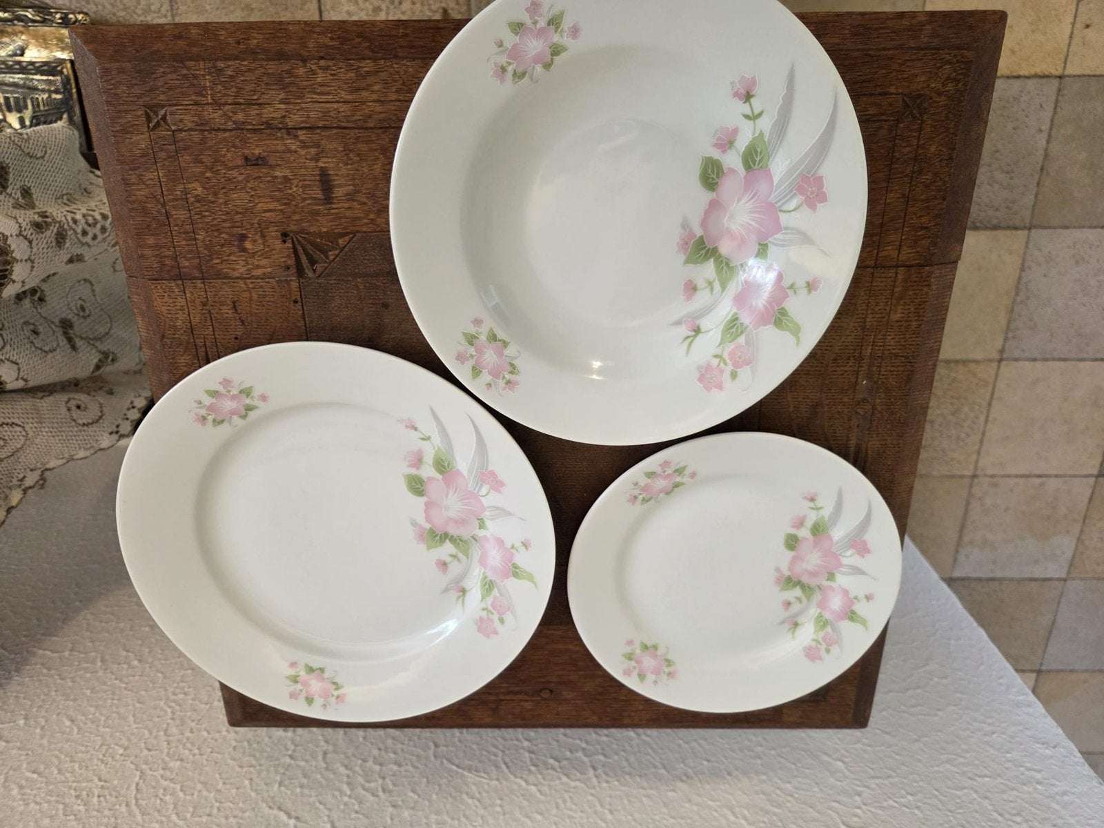 Servies met roze bloemen - 3 type borden 17 stuks, Gebruikt, Keramiek, Ophalen of Verzenden, Bord(en)