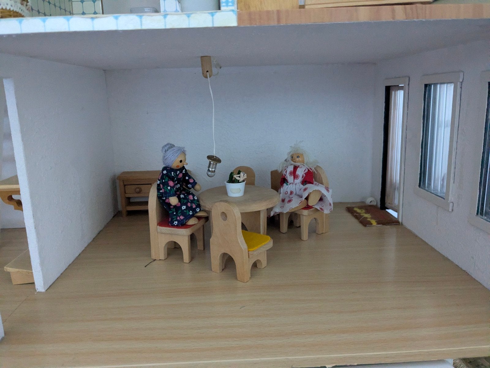 Groot Houten Poppenhuis met Meubels en Poppen, Ophalen of Verzenden, Zo goed als nieuw, Poppenhuis