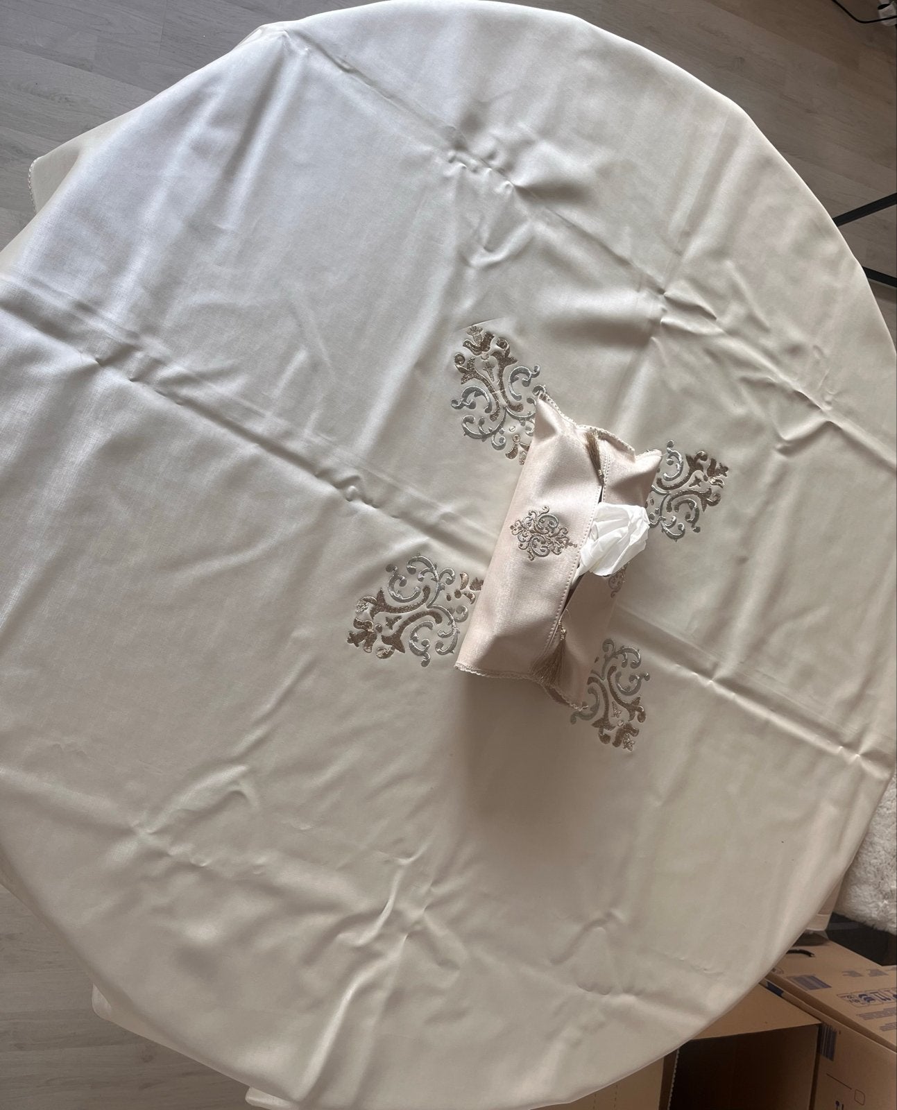 Ronde tafel met tafelkleed en tissuebox, z.g.a.n., Huis en Inrichting, Tafels | Eettafels, Zo goed als nieuw, 100 tot 150 cm, Rond