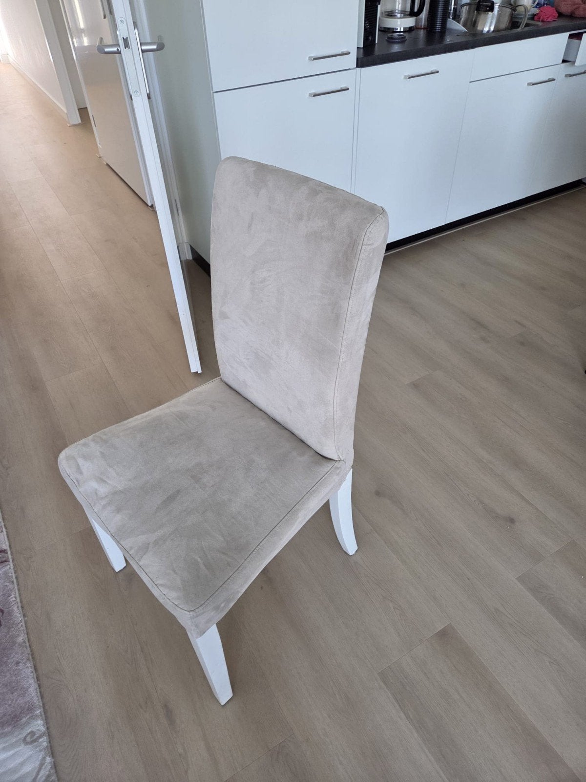 4 Comfortabele eetkamerstoel Beige stof met witte poten, Ophalen, Modern, Comfortabel, Overige kleuren, Zo goed als nieuw