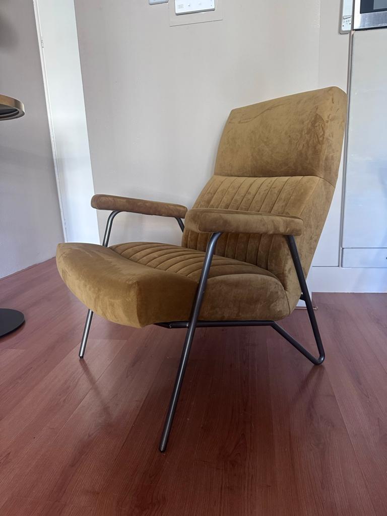 Comfortabele fauteuil - Okergeel fluweel met metalen poten, Ophalen, 75 tot 100 cm, Zo goed als nieuw, Stof