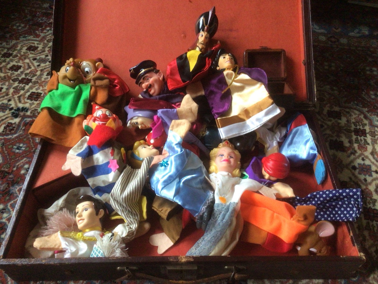 Grote collectie handpoppen met poppenkast en koffer, Kinderen en Baby's, Ophalen, Gebruikt, Overige typen