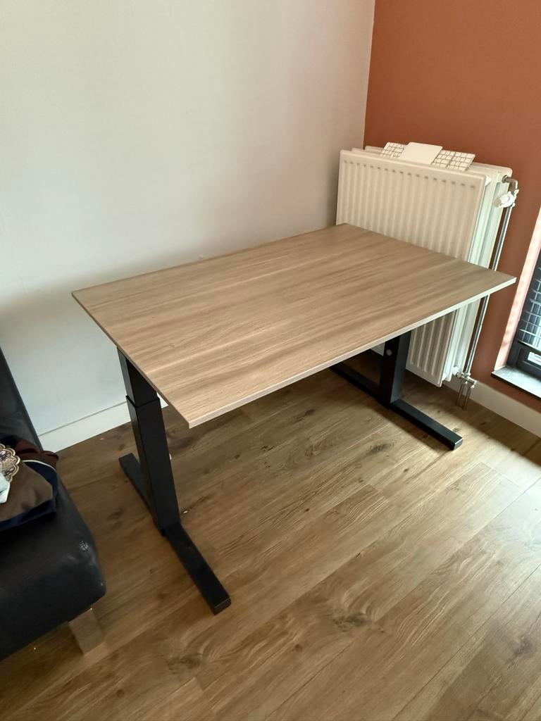 Gispen Bureau - 120x80 cm - In Hoogte Verstelbaar, Ophalen, Metaal, In hoogte verstelbaar, Zo goed als nieuw