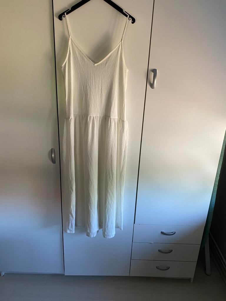Lange witte jurk van Bershka, maat XS, Kleding | Dames, Wit, Ophalen of Verzenden, Zo goed als nieuw, Maat 34 (XS) of kleiner