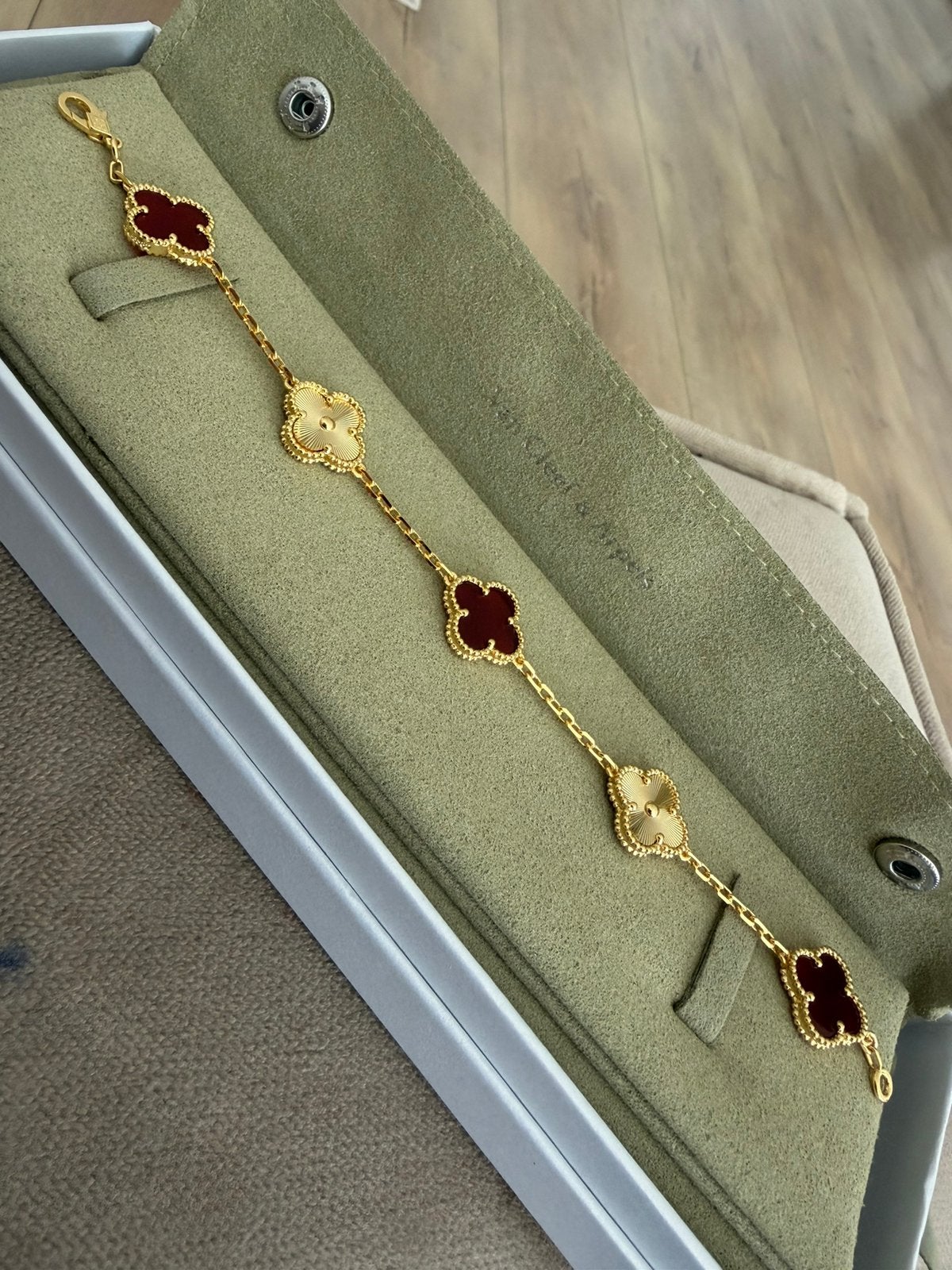 Van Cleef & Arpels Alhambra Armband Goud Rood Wit, Ophalen of Verzenden, Nieuw, Rood, Goud