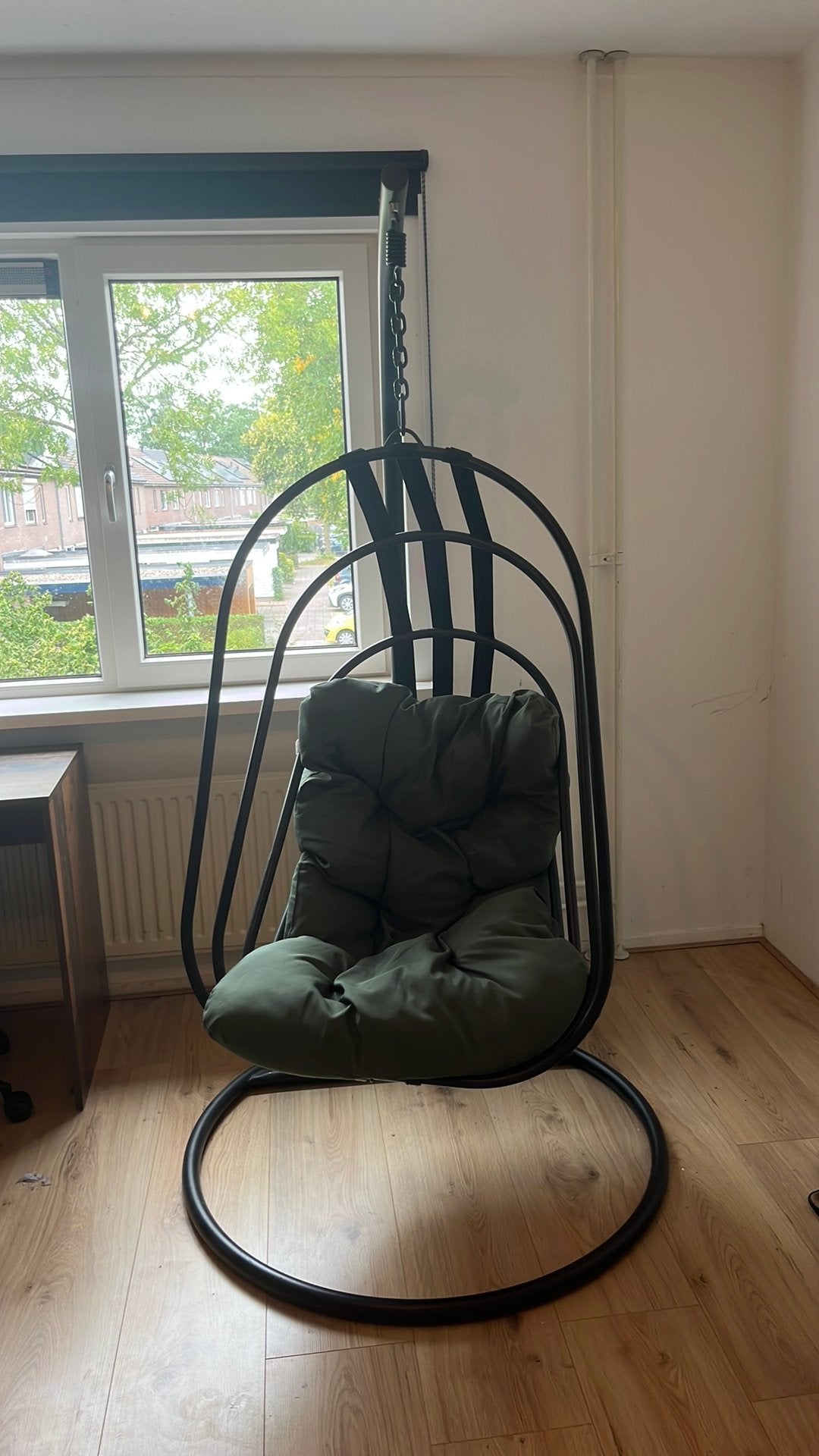 mooie zwarte hangstoel met groen kussen erin, Ophalen, Zo goed als nieuw