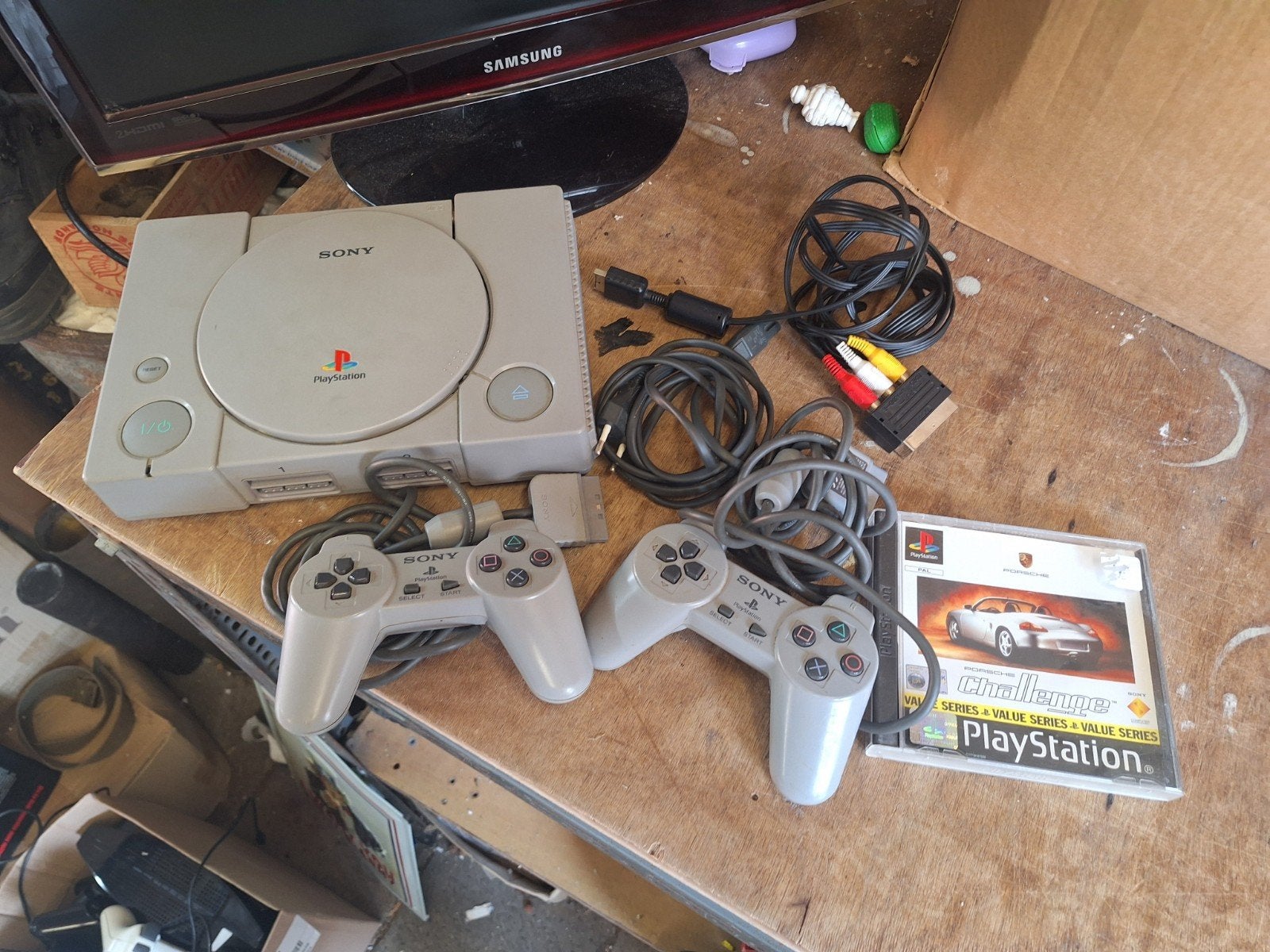 Sony PlayStation 1 met 2 controllers en Porsche Challenge, Gebruikt, Racen en Vliegen, 2 spelers, Ophalen of Verzenden