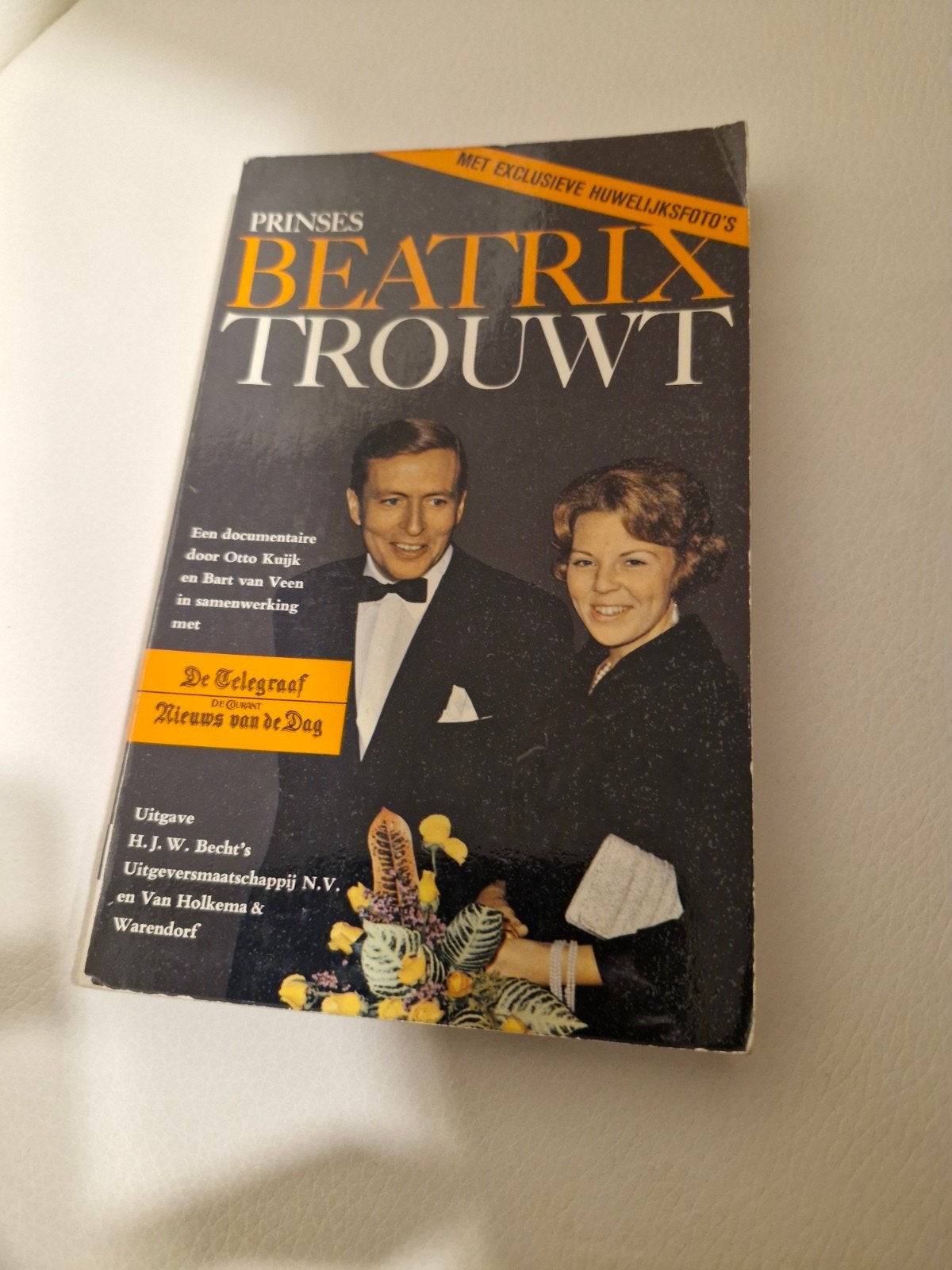 Prinses Beatrix Trouwt - Documentaire met huwelijksfoto's, Ophalen of Verzenden, Gebruikt, Nederland, Tijdschrift of Boek