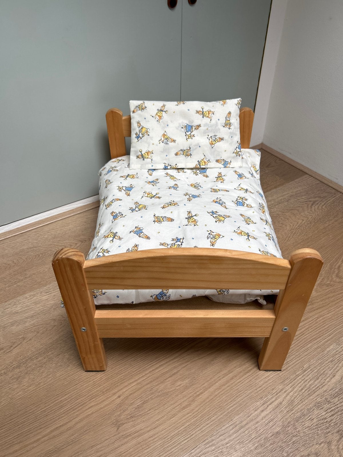 Handgemaakt houten poppenbedje met beddengoed, Ophalen, Zo goed als nieuw, Overige typen