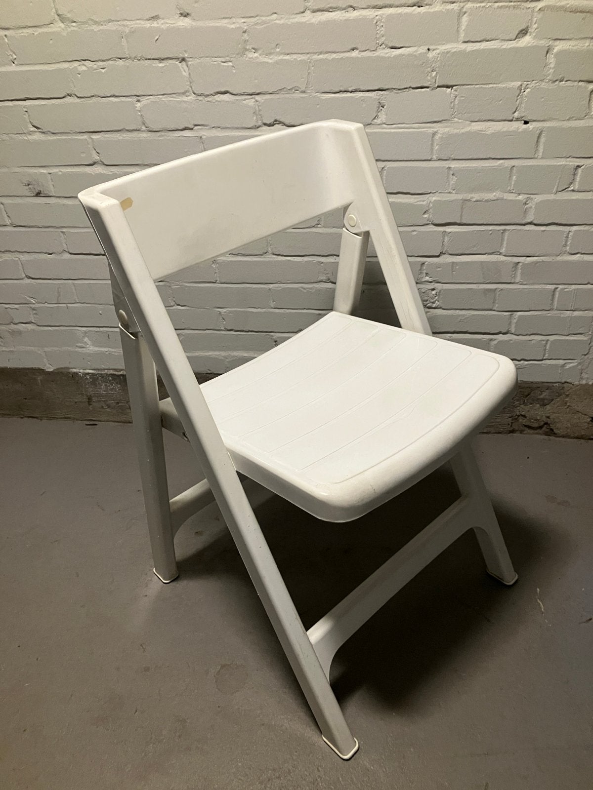 Witte opvouwbare stoel van kunststof, Huis en Inrichting, Stoelen, Ophalen, Kunststof, Gebruikt, Wit