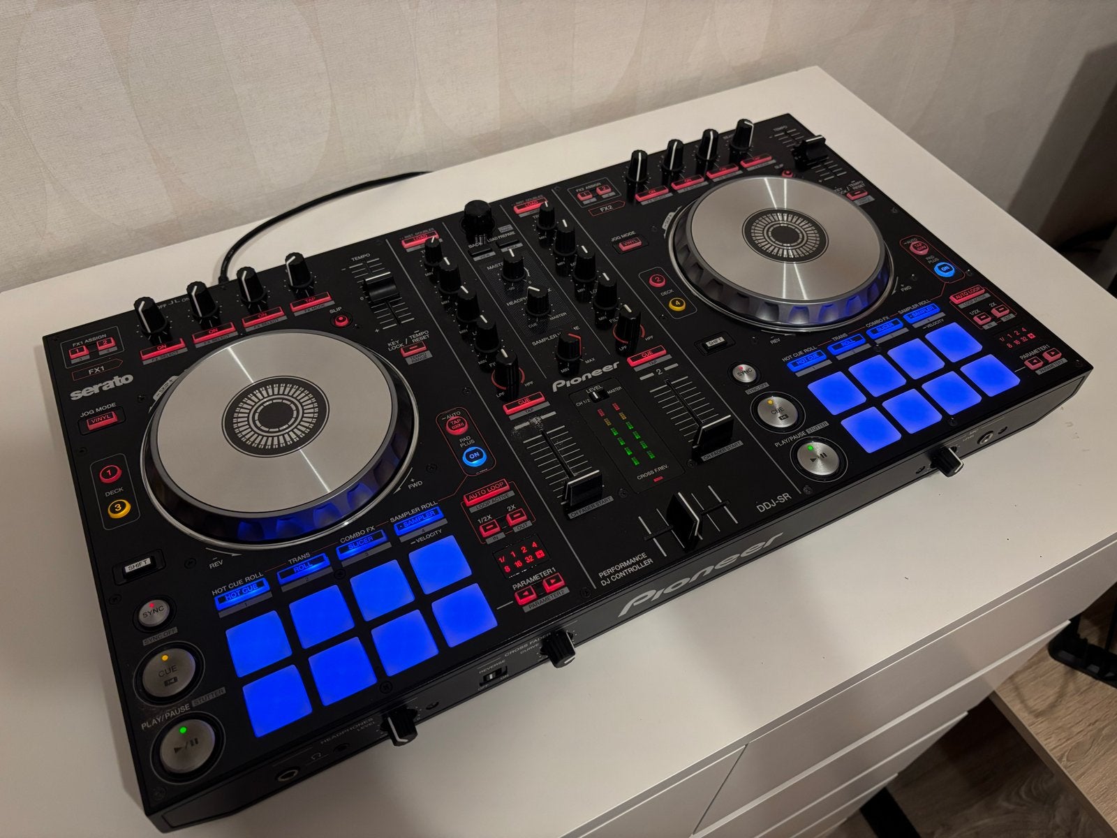 Foto 2 van Pioneer DDJ-SR DJ Controller (evt met complete set-up)