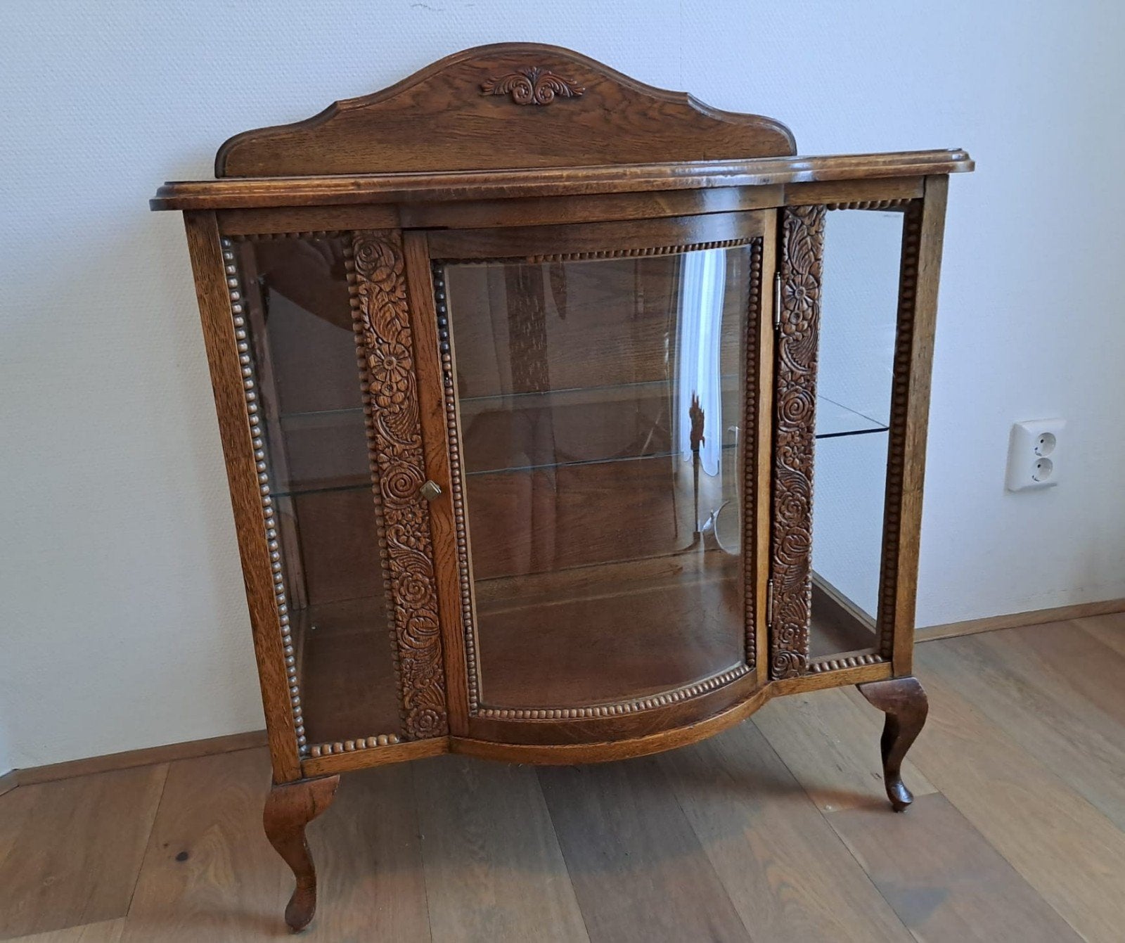 antiek theekastje met mooi bol glas in de deur, Ophalen