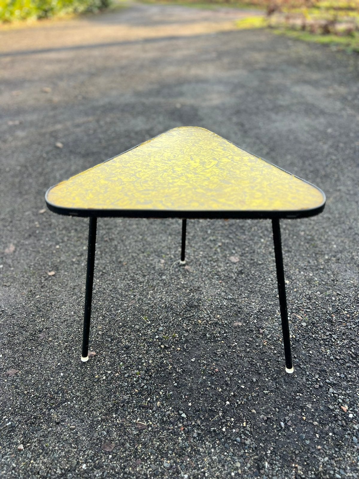 Driehoekig geel bijzettafeltje van formica, Verzenden