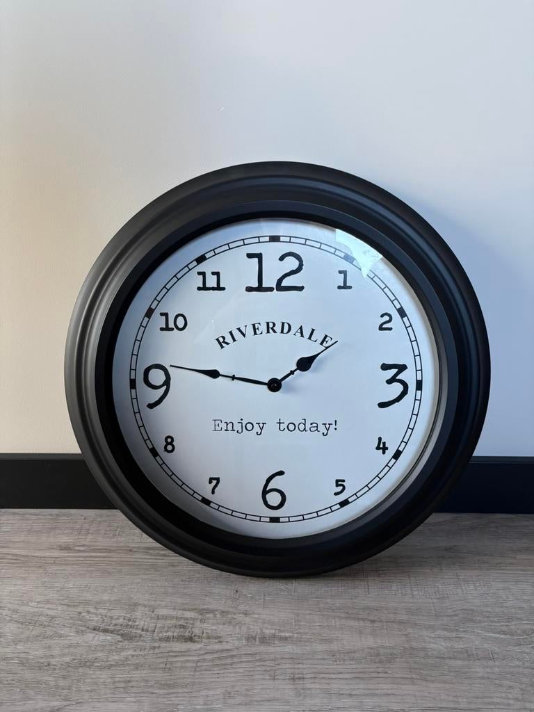 Riverdale klok, Huis en Inrichting, Woonaccessoires | Klokken, Ophalen, Zo goed als nieuw, Analoog, Wandklok