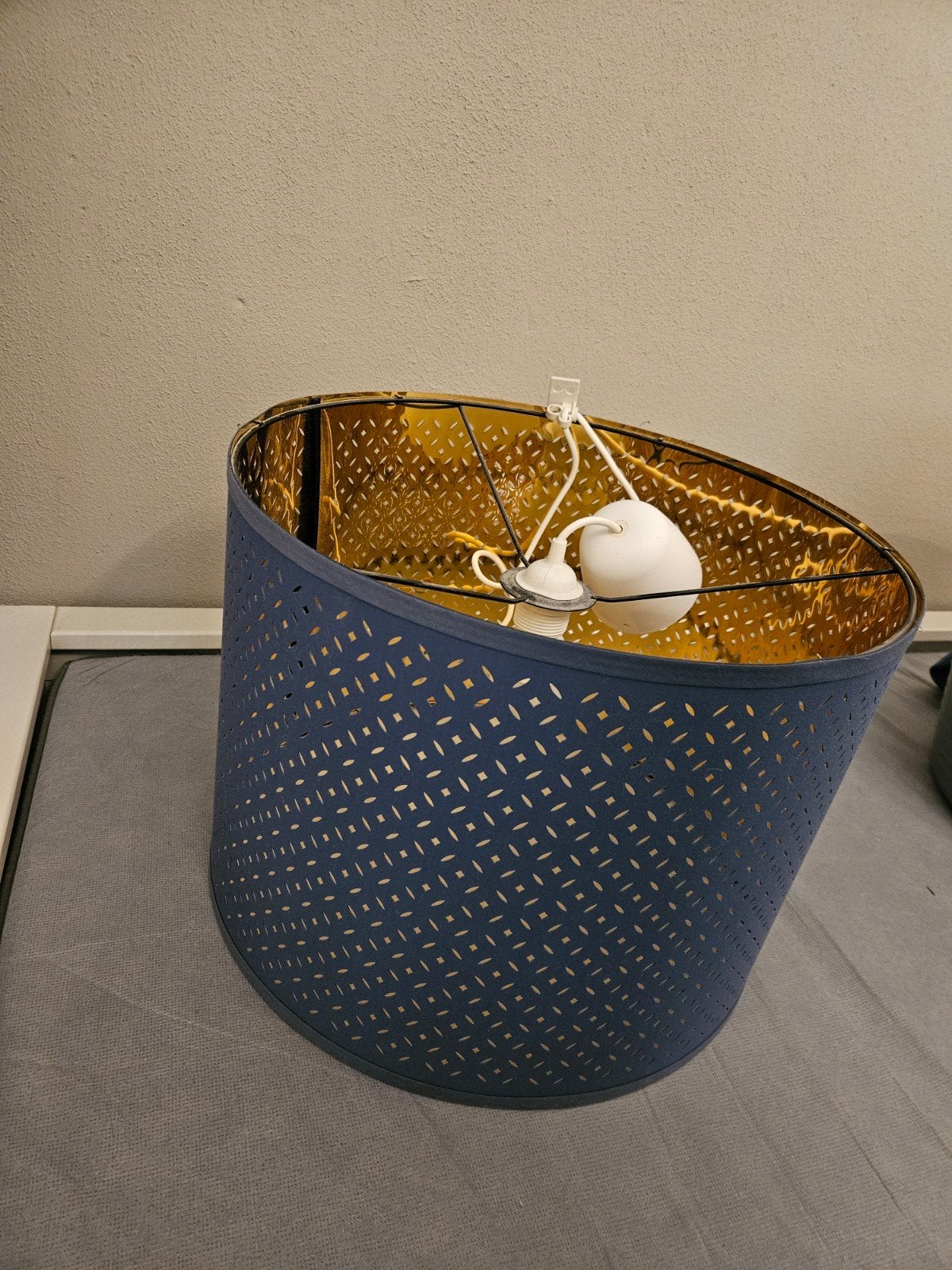 Hanglamp Ikea met goudkleurige binnenkant, Huis en Inrichting, Ophalen, Zo goed als nieuw