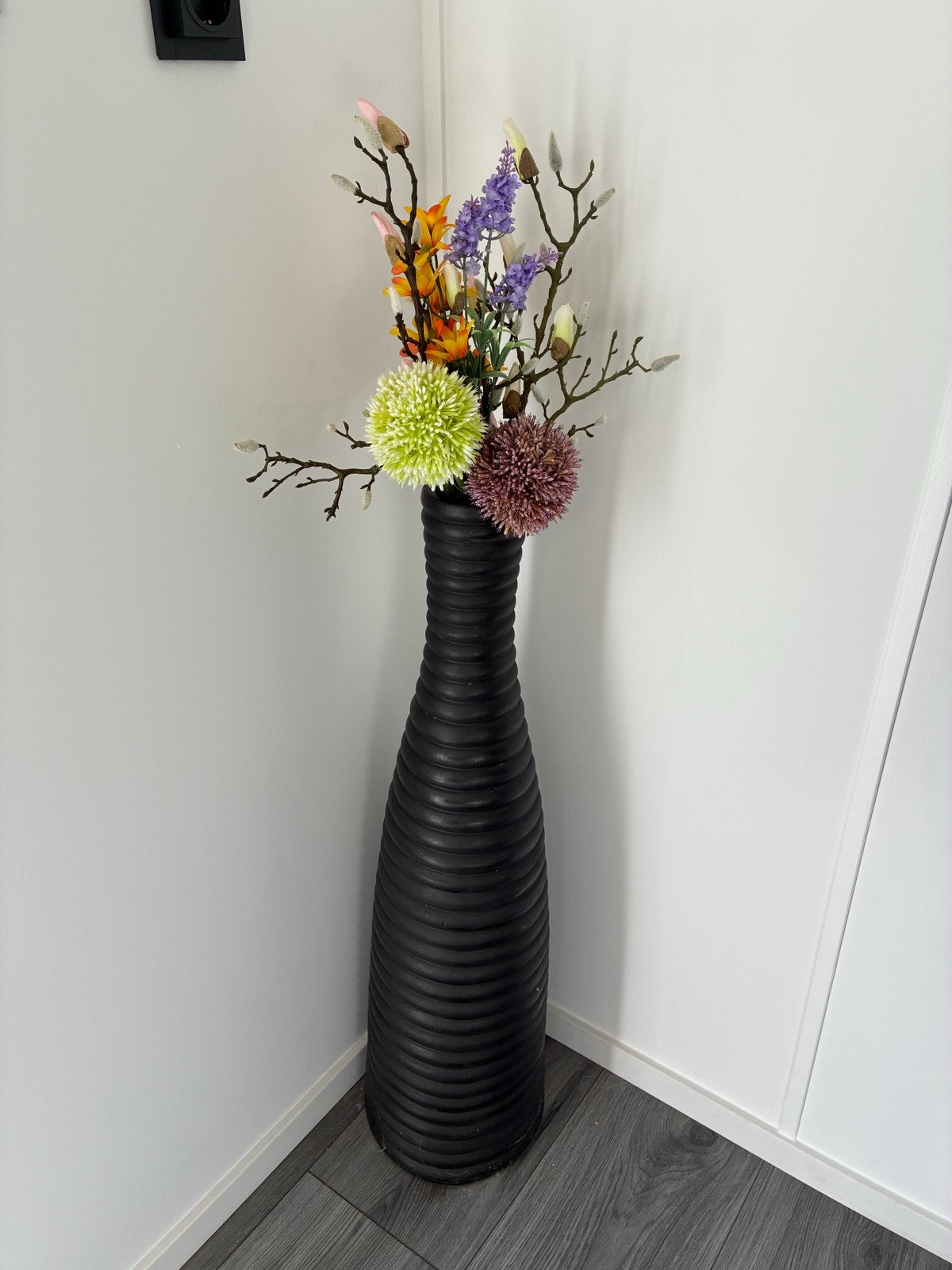 Grote zwarte stenen pot met kunstbloemen, Ophalen, Zwart, Inclusief decoratie, Zo goed als nieuw