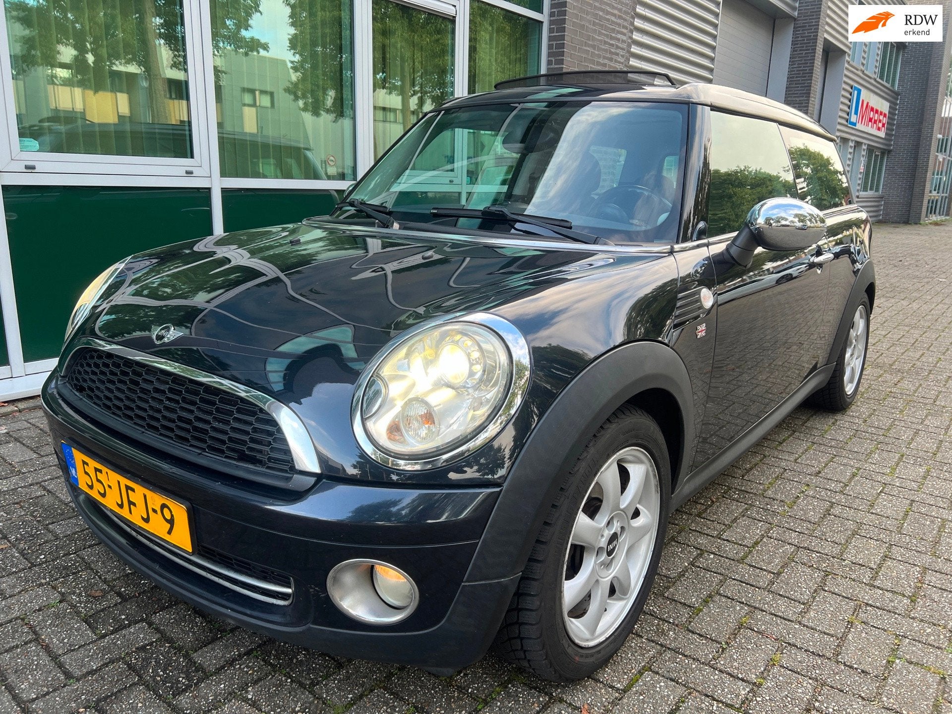 Mini Clubman 1.6 Cooper - PANO - LEDER - NETJES !, Auto's, Voorwielaandrijving, Gebruikt, 4 cilinders, 4 stoelen