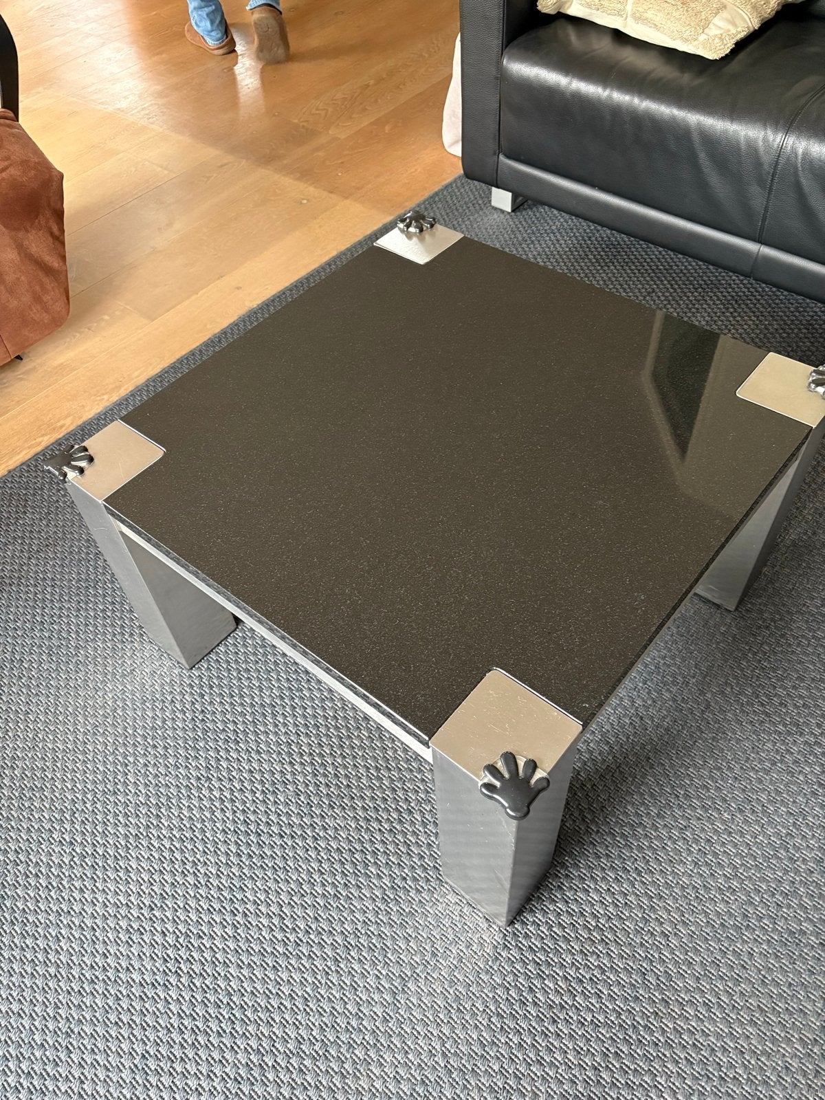 Moderne salontafel met glazen blad en metalen poten, Huis en Inrichting, Ophalen, Gebruikt, Vierkant, 50 tot 100 cm