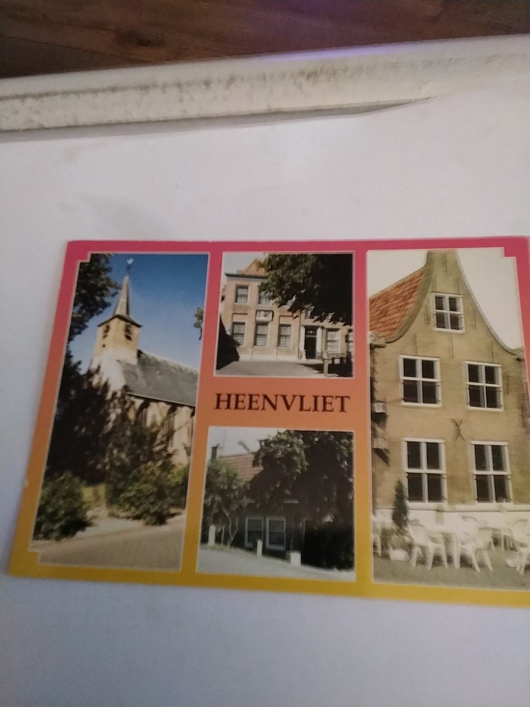 Ansichtkaart Heenvliet - Kerk, huizen, terras, Verzamelen, Ansichtkaarten | Nederland, Ophalen of Verzenden, 1980 tot heden, Ongelopen