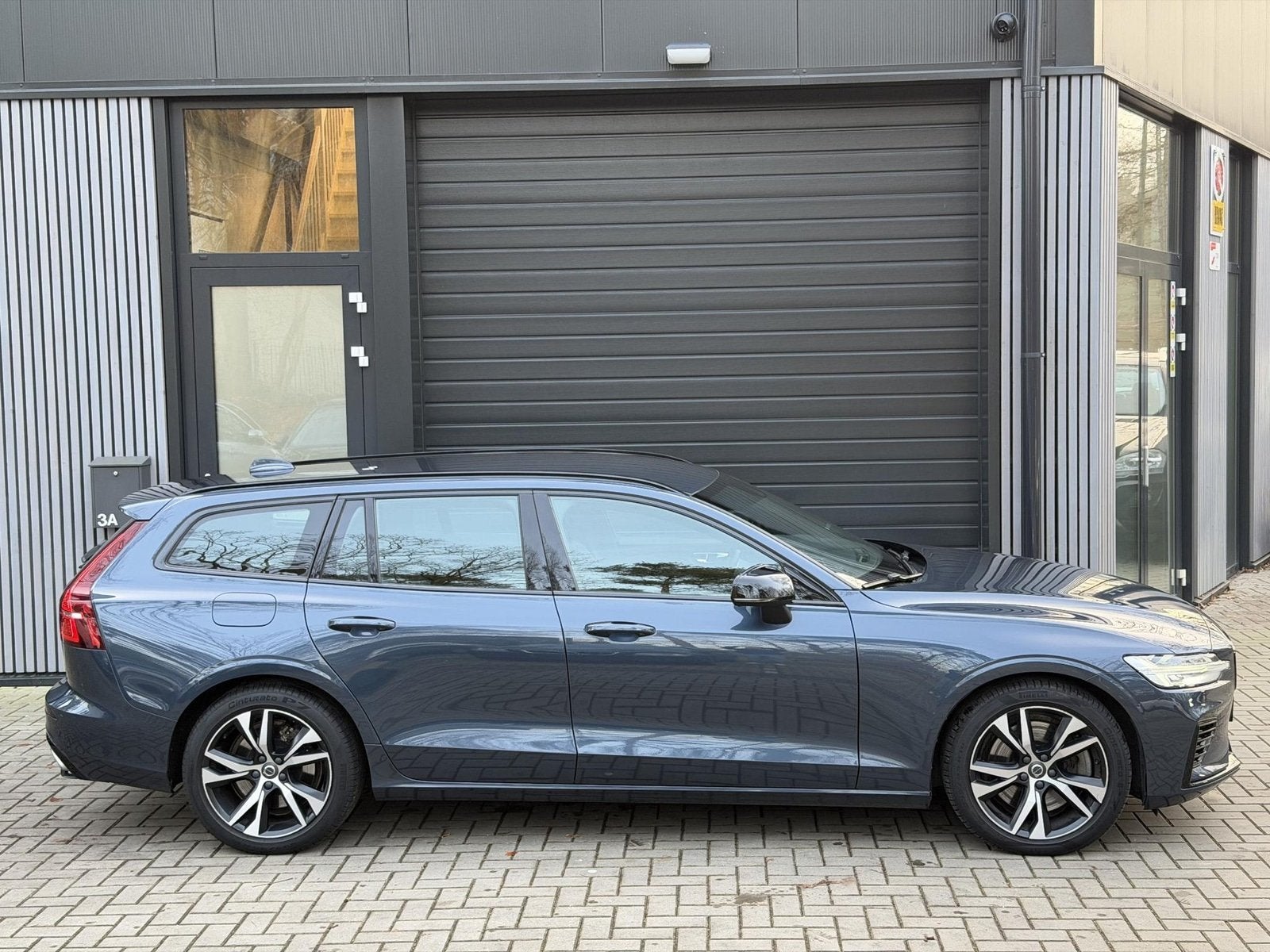 Volvo V60 2.0 T6 Recharge AWD R-Design (bj 2021, automaat), Auto's, Gebruikt, Euro 6, 4 cilinders, Blauw