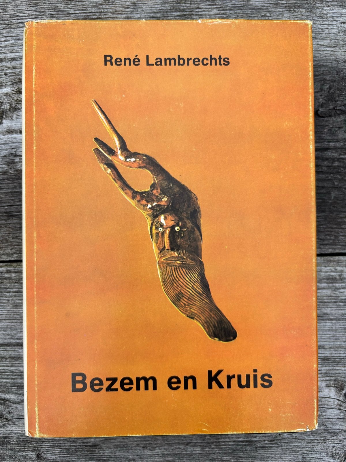 Bezem en Kruis - René Lambrechts (1975), Ophalen of Verzenden, Gelezen, Nederland