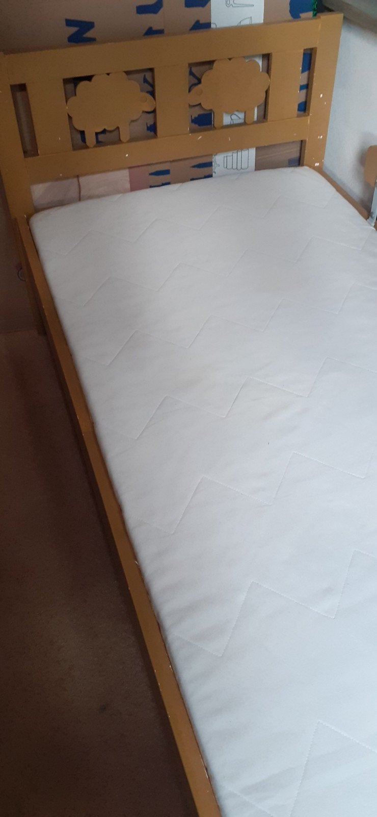 Peuterbed met matras, Ophalen, Gebruikt, 190 cm of minder, Hout
