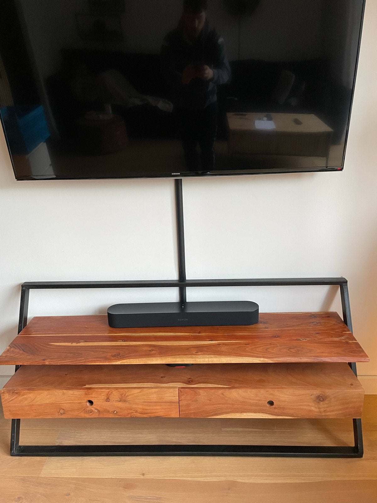 TV-meubel van acaciahout en metaal met lades, 100 tot 150 cm, Ophalen of Verzenden, Zo goed als nieuw, 25 tot 50 cm
