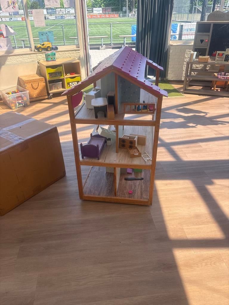 Groot houten poppenhuis met meubels, Kinderen en Baby's, Speelgoed | Poppenhuizen, Ophalen of Verzenden, Zo goed als nieuw, Poppenhuis