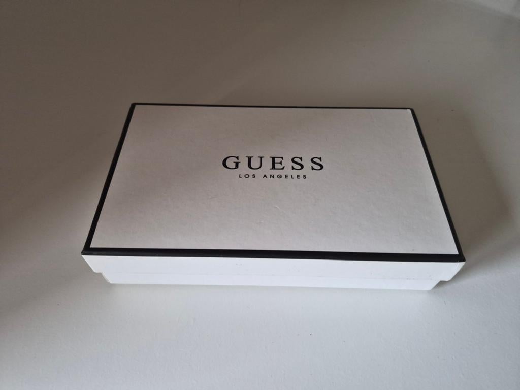 Guess doosje, Ophalen of Verzenden