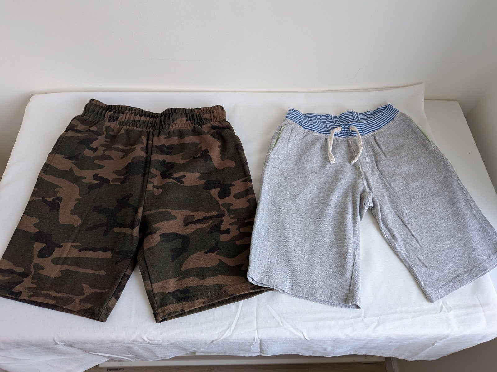 2 korte broeken, camouflage en grijs, maat 147-152, Broek, Gebruikt, Ophalen of Verzenden, Primark