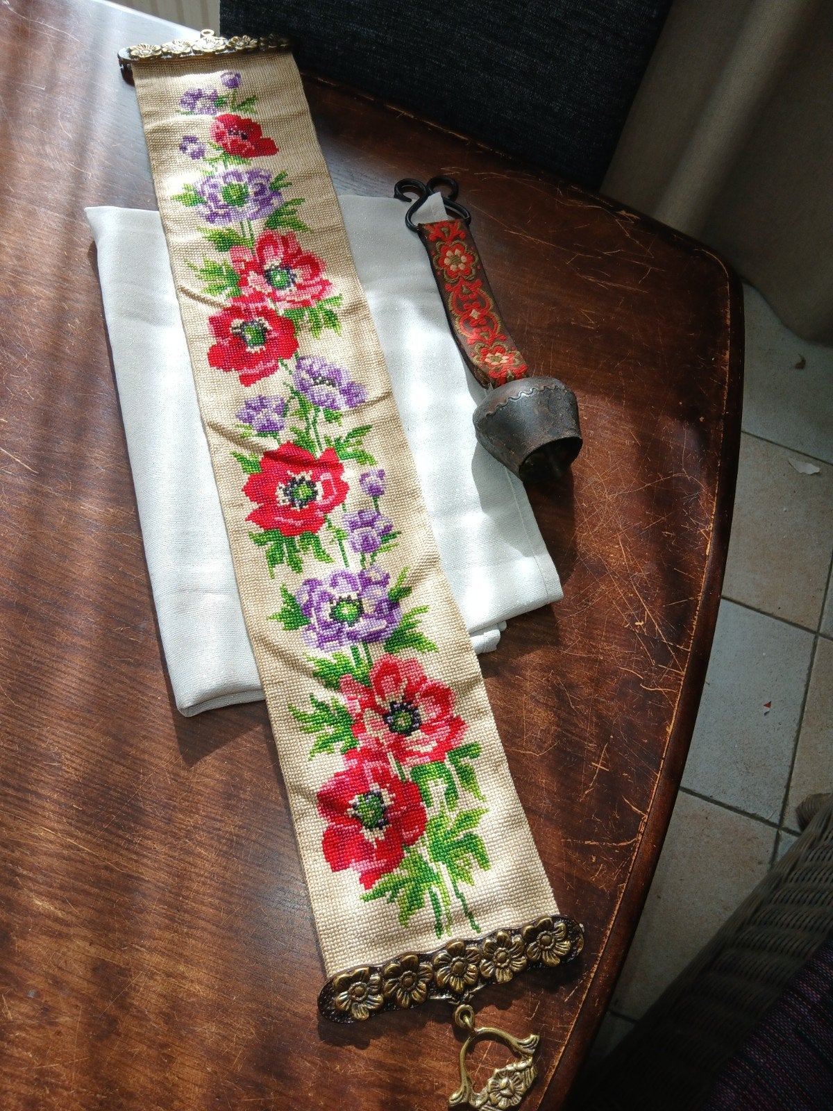antiek koebel en geborduurde wandhanger met bloemenpatroon, Ophalen of Verzenden