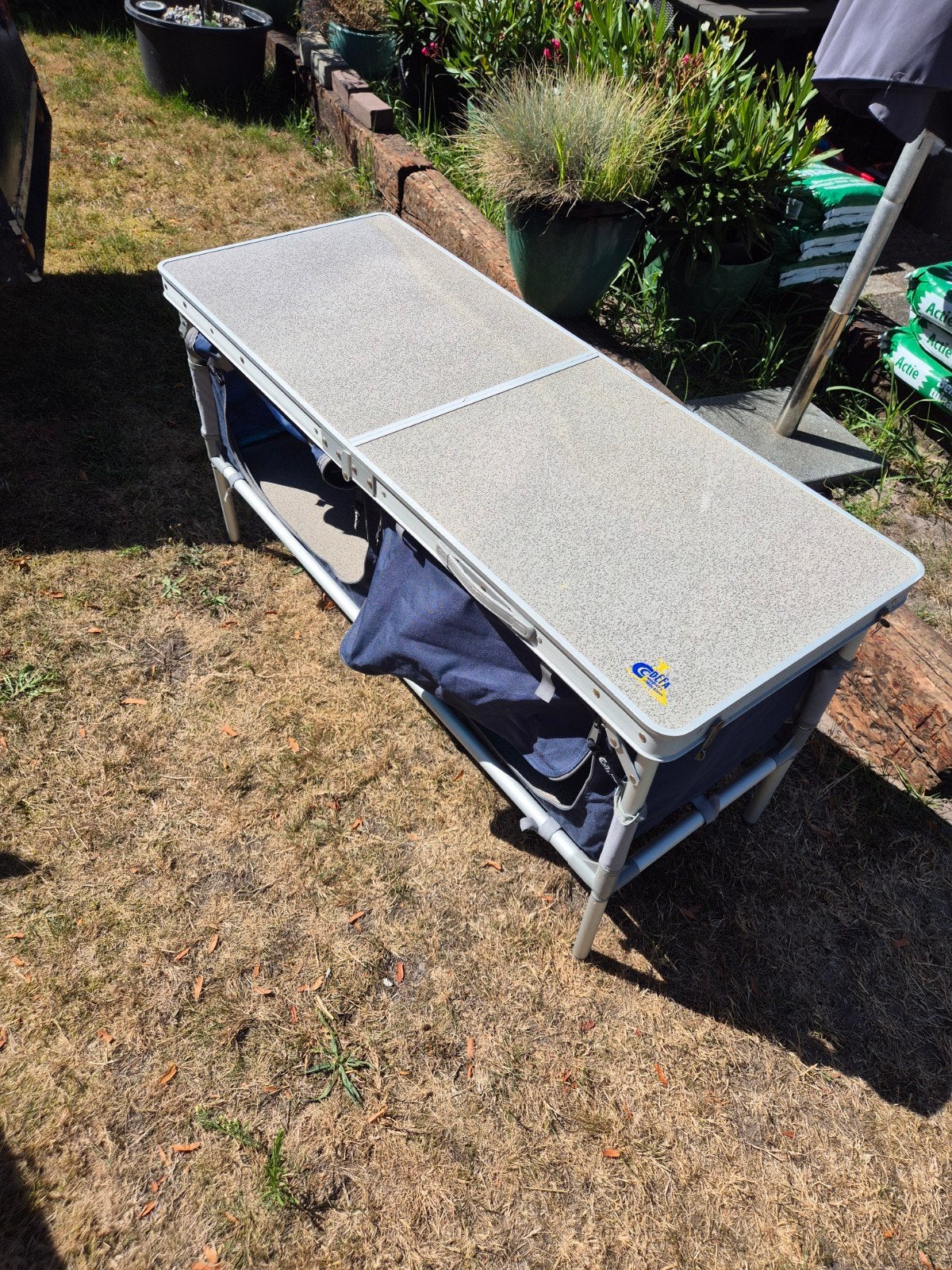 Campingkastje met werkende ritsen, Ophalen