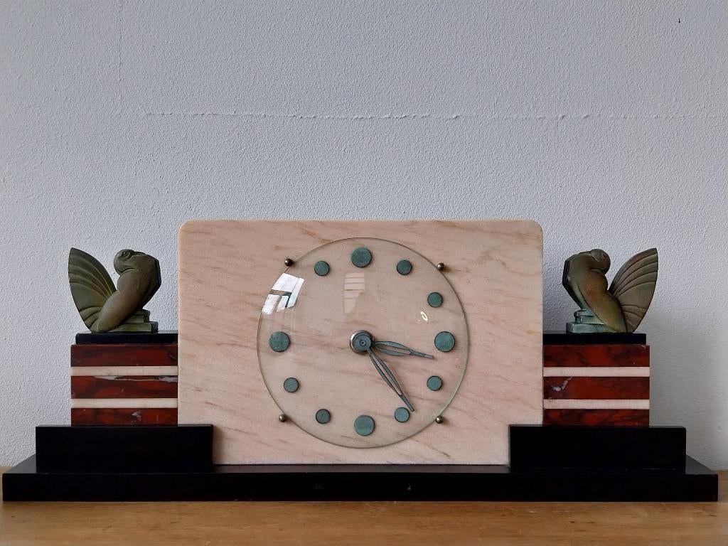 Art Deco mantelklok met duiven marmer en zamak 51 cm, Antiek en Kunst, Antiek | Klokken, Ophalen of Verzenden