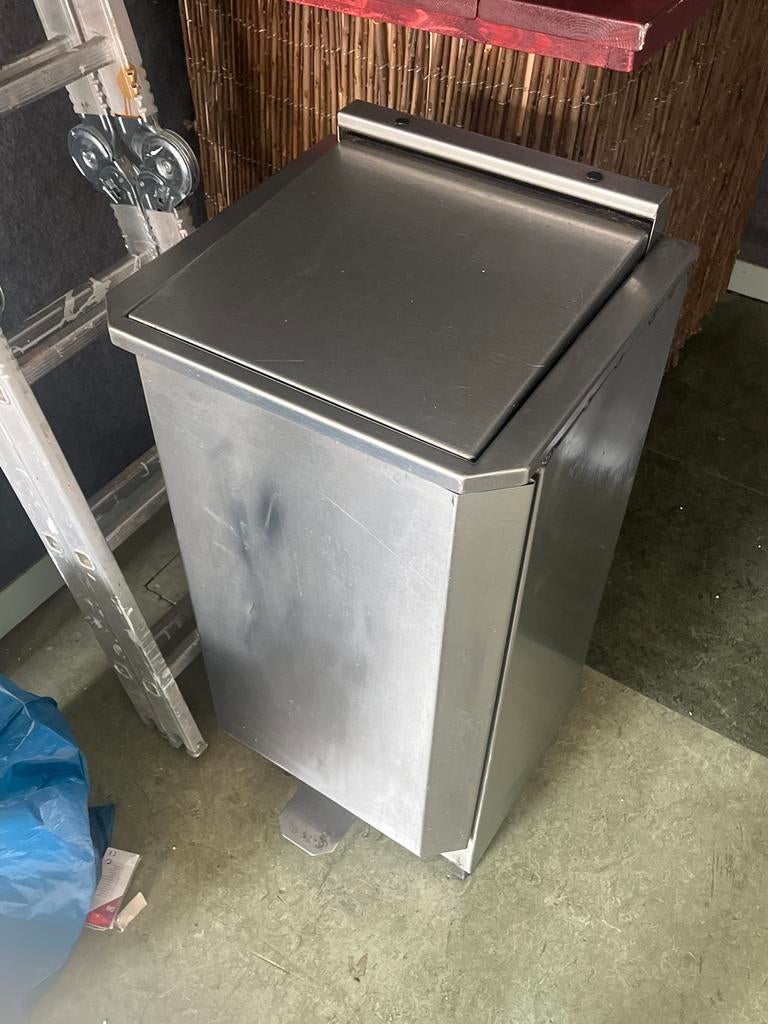 Metalen horeca pedaal emmer, Ophalen, Gebruikt, Met pedaal, 20 tot 30 liter
