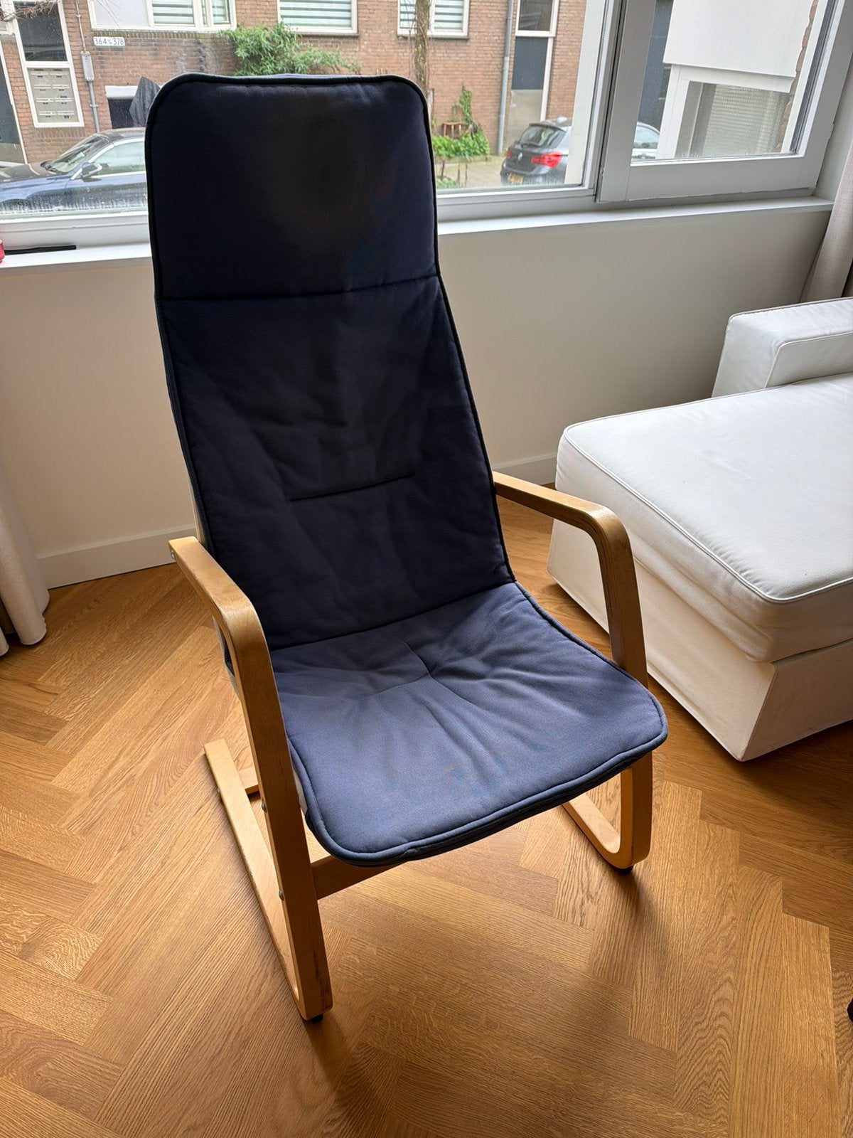 Comfortabele fauteuil, donkerblauw met licht houten frame, Ophalen, Zo goed als nieuw, 75 tot 100 cm, 50 tot 75 cm