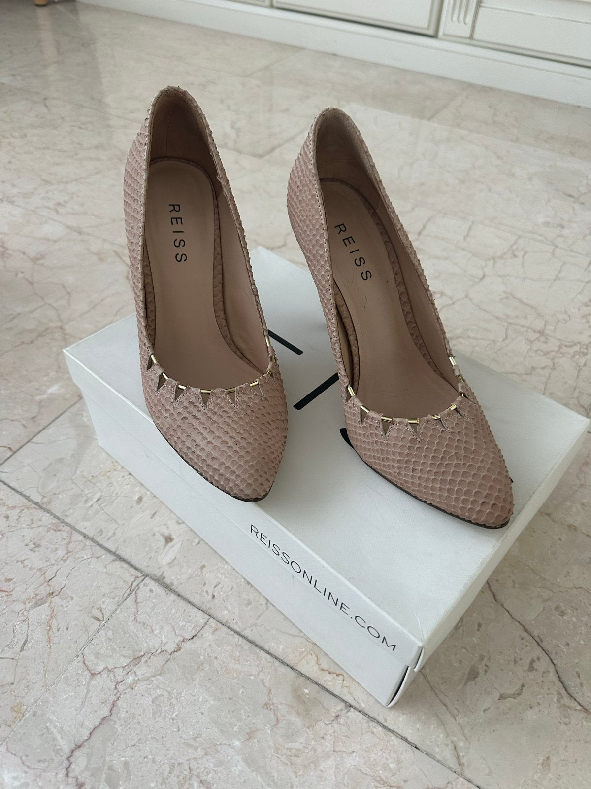 REISS Ashton pumps - Cappuccino - Maat 38, Kleding | Dames, Ophalen of Verzenden, Zo goed als nieuw, Beige, Pumps