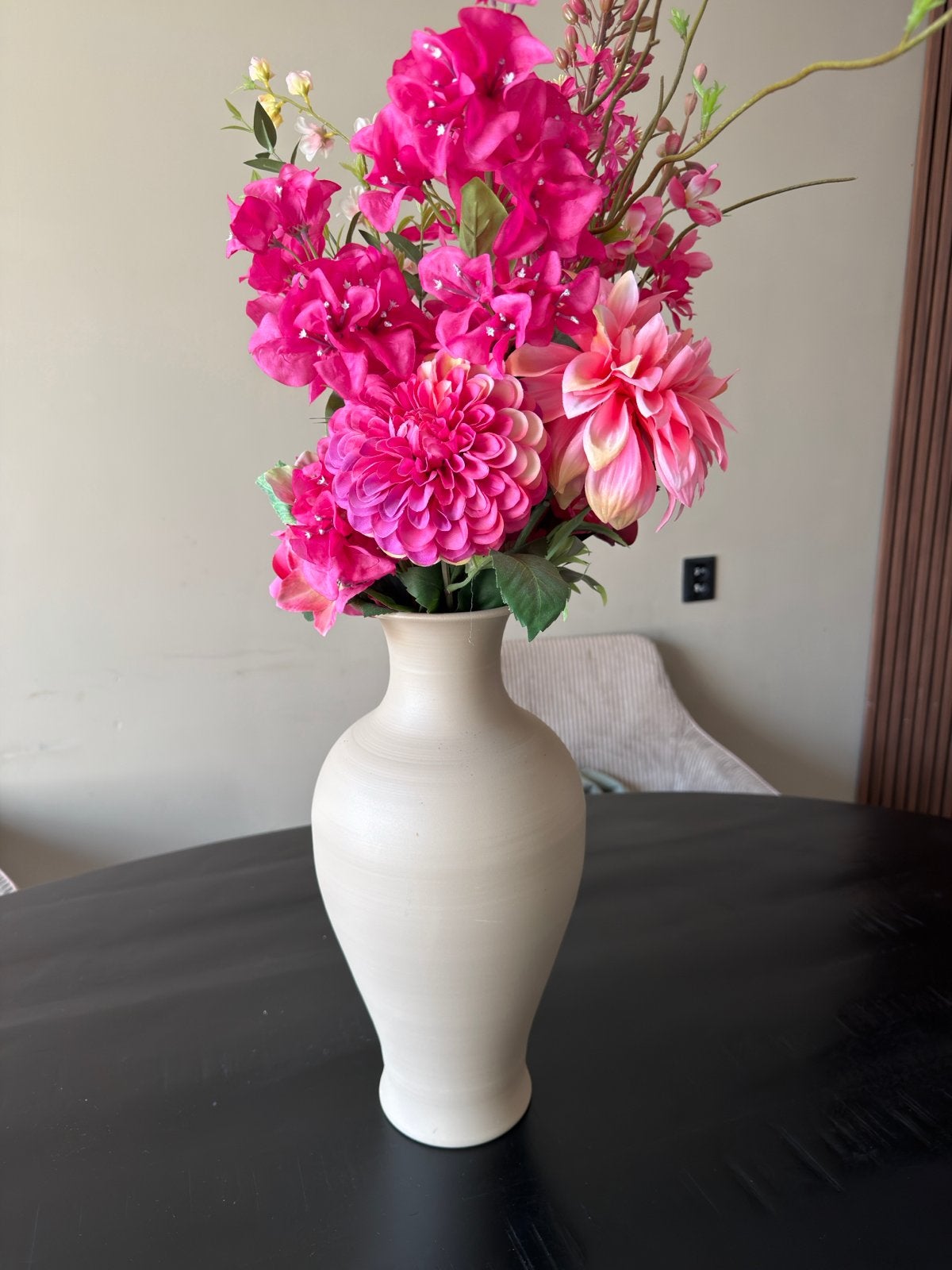 Crèmekleurige vaas met kunstbloemen, Ophalen of Verzenden, Zo goed als nieuw, Inclusief decoratie, Beige