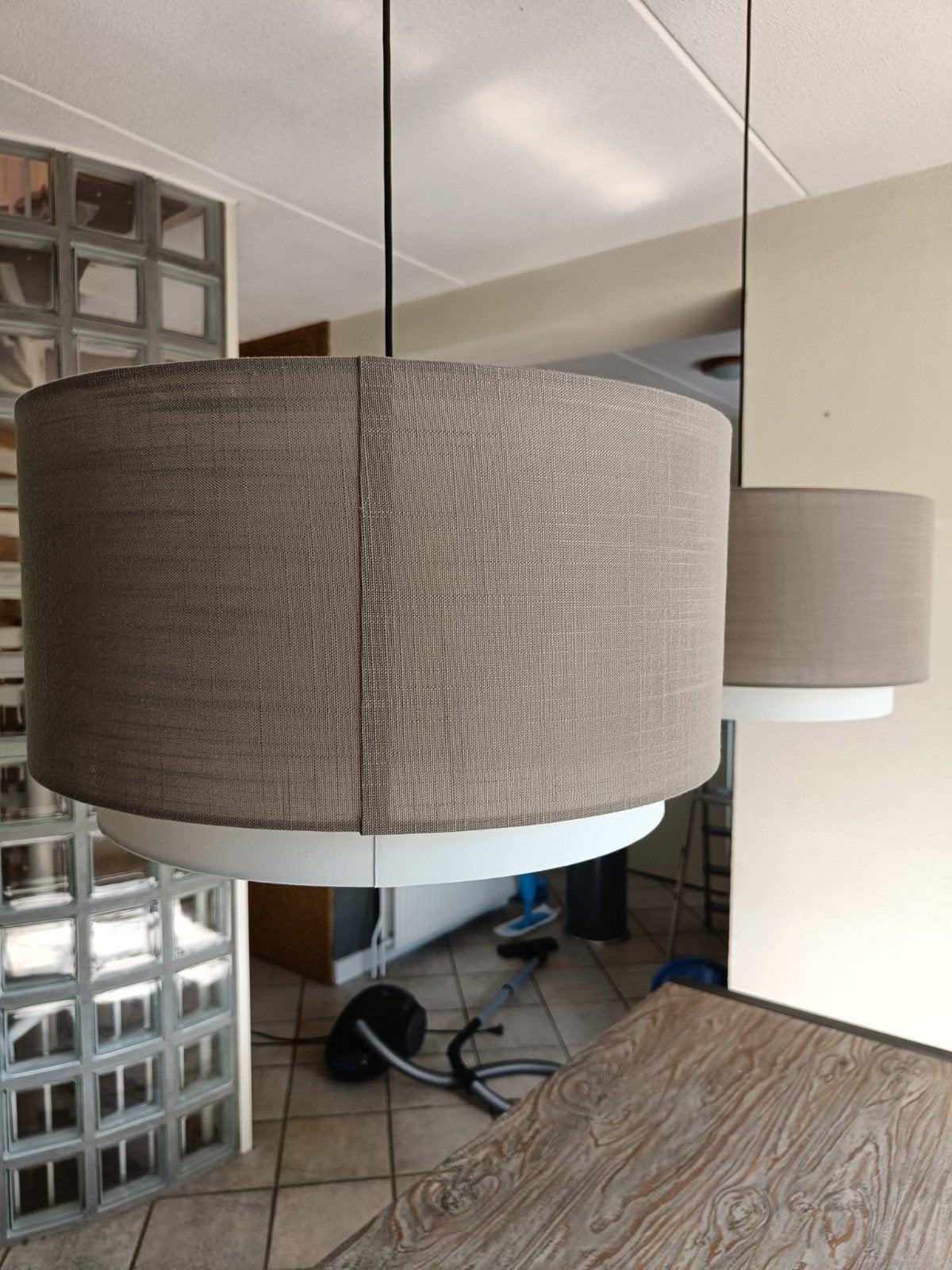Moderne eettafel lamp met twee kappen - omtrek 45 cm, Huis en Inrichting, Lampen | Hanglampen, Ophalen, Gebruikt, Textiel, Modern