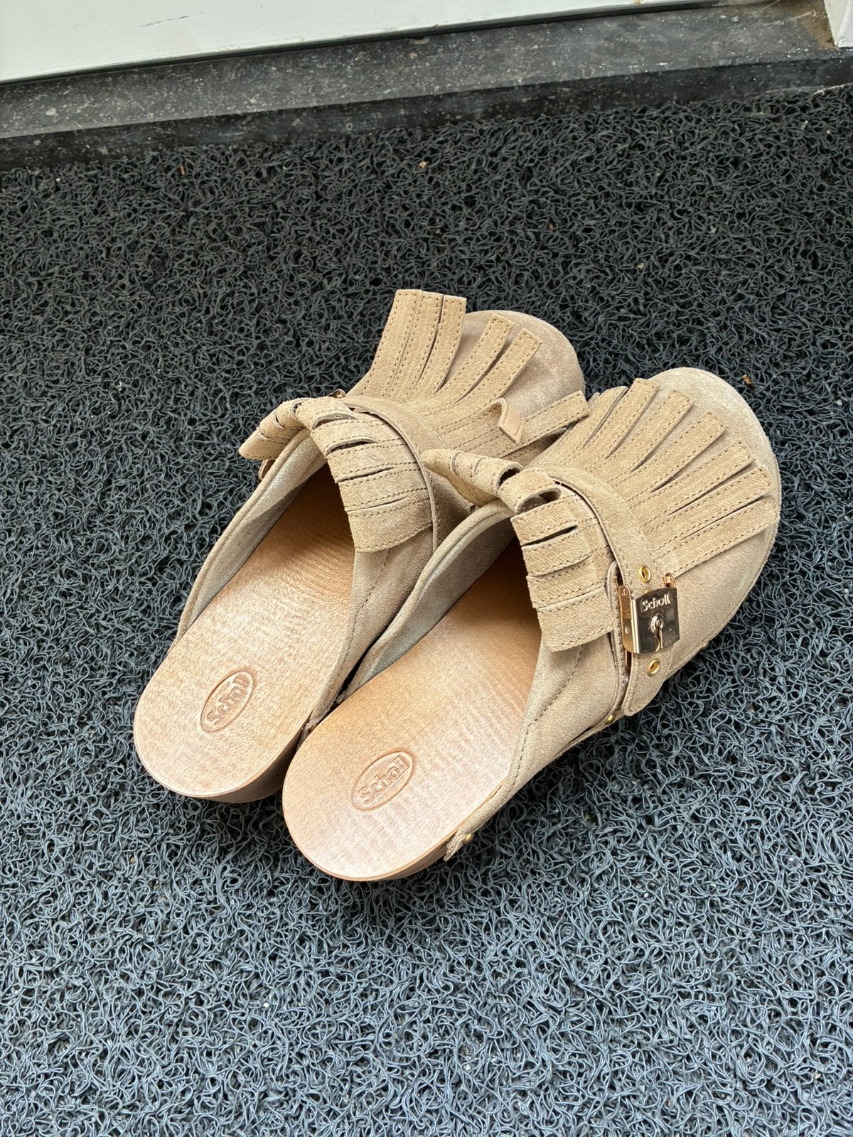 Scholl nieuwe beige suede klompjes maat 39, Verzenden, Beige, Overige typen, Nieuw