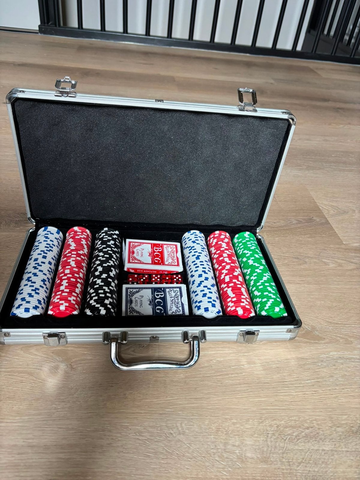 Pokerset in nette koffer - Zo goed als nieuw, Hobby en Vrije tijd, Gezelschapsspellen | Kaartspellen, Ophalen, Zo goed als nieuw