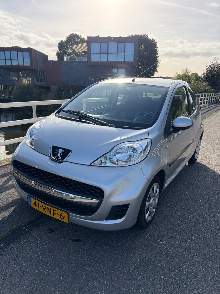 Peugeot 107 Automaat 2011 Slechts 34.330 km!, Auto's, Zwart, 4 stoelen, Alcantara, 68 pk