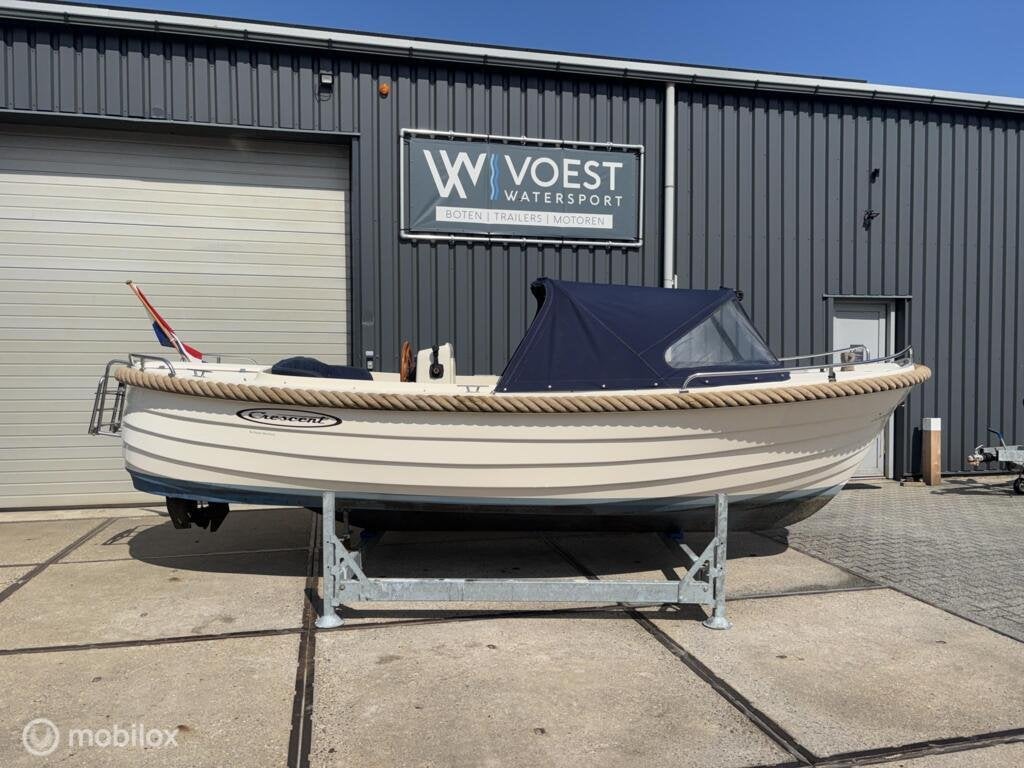 Crescent 21 zeer ruime bun sloep, Buitenboordmotor
