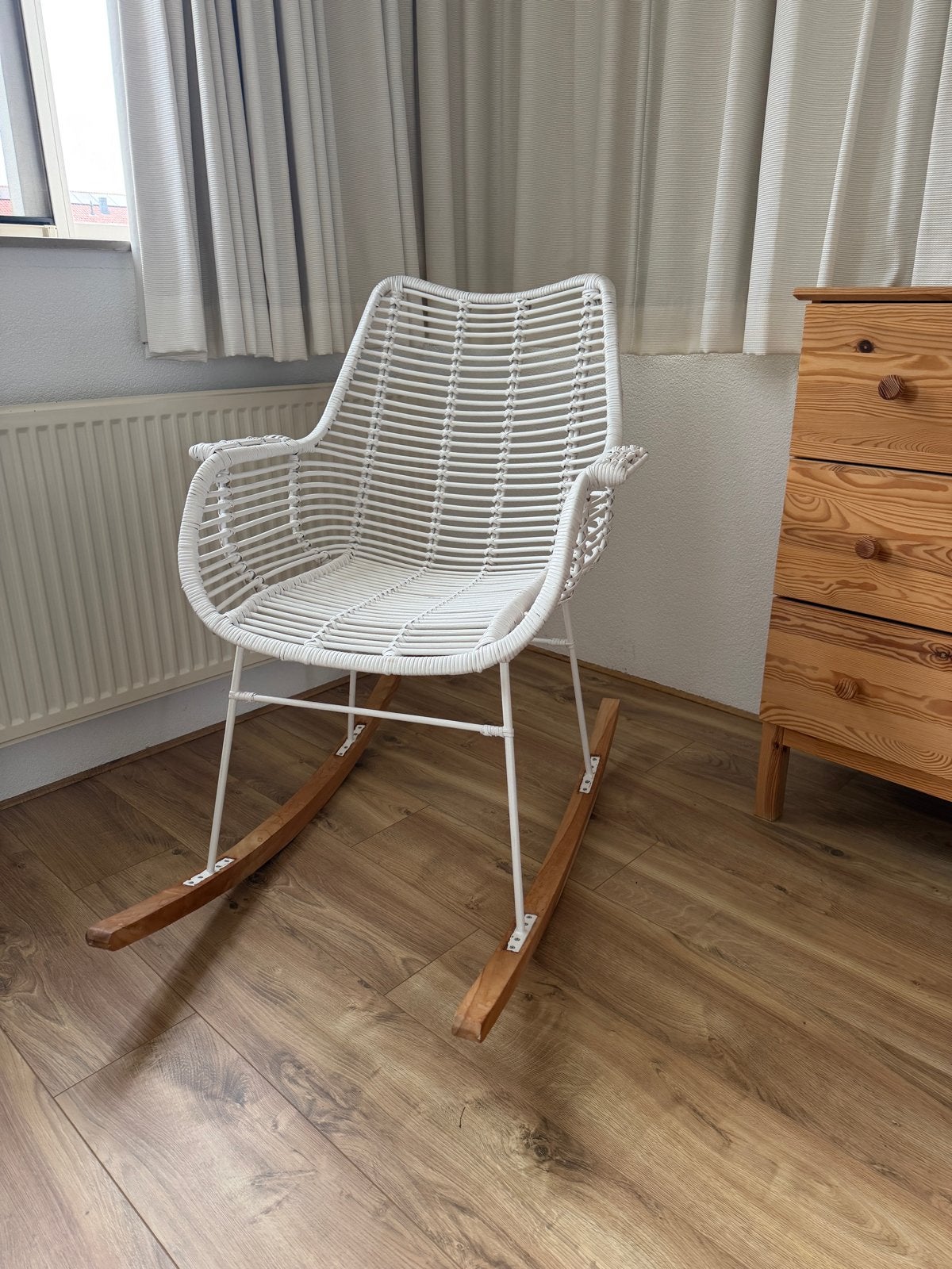Kidsdepot Rocking Billy schommelstoel wit rotan babykamer, Ophalen, Wit, Zo goed als nieuw, Eén