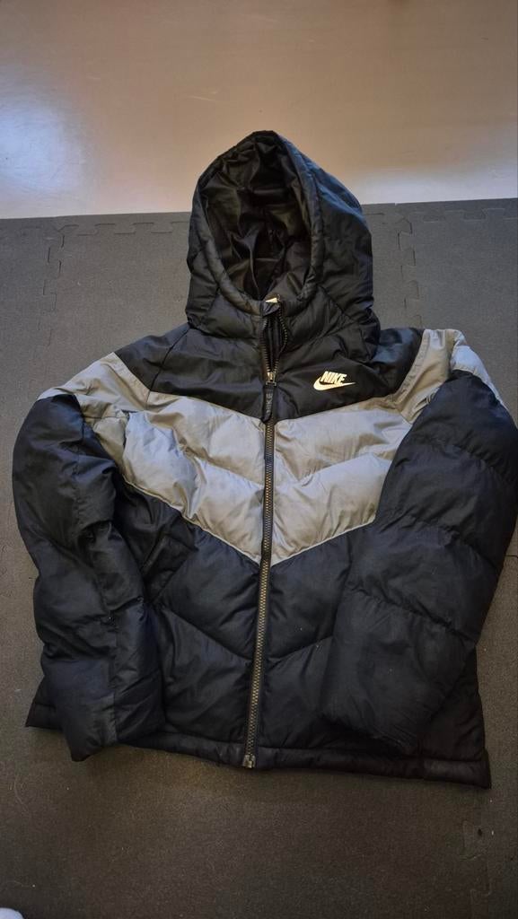 Nike Puffer Jas Zwart/Grijs - Maat L (147-158 cm), Ophalen of Verzenden, Zo goed als nieuw, Nike, Jongen of Meisje