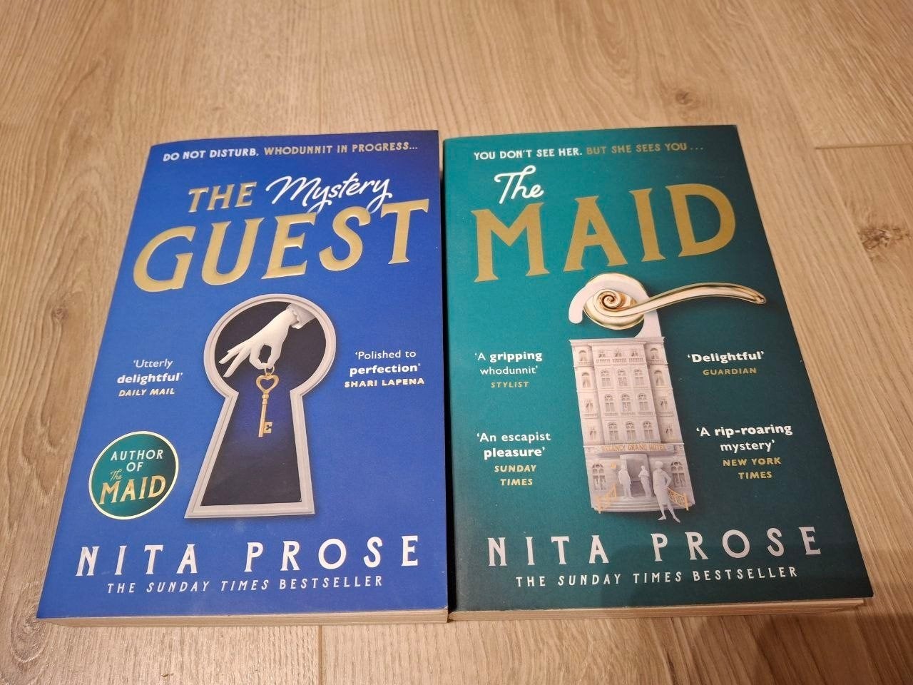 Nita Prose—The Maid+The Mystery Guest (paperback) (engels), Ophalen of Verzenden, Gelezen, Nita Prose